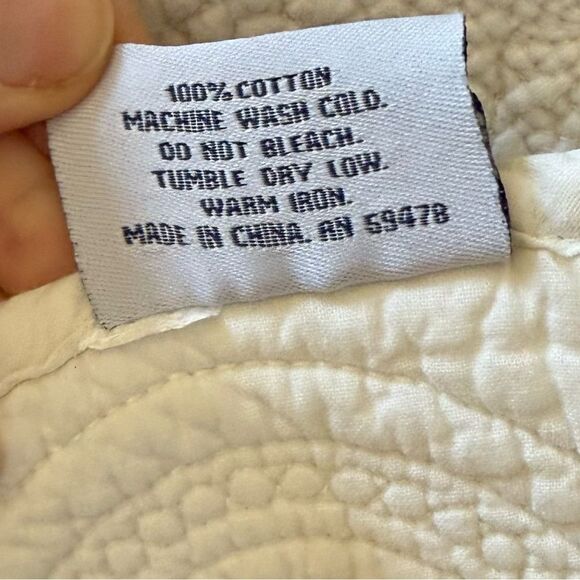 Earl & Wilson Medallion Stitched Full Size Cotton Quilt Coverlet in White - Picture 7 of 10